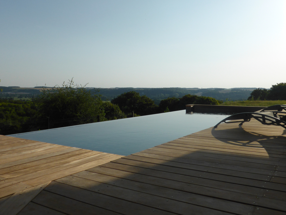 Piscine à débordement