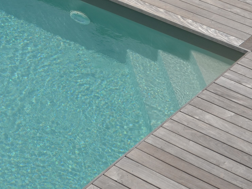 Escalier angle simple piscine